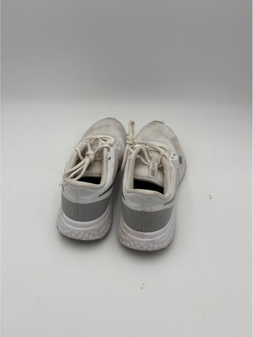 Nike Revolution 5 Woman’s 6.5 White and Gray Running Shoes Nike Sneakers - Picture 6 of 9